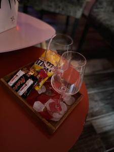 deux verres à vin assis au-dessus d'une table dans l'établissement Why Not Jacuzzi, à Arles