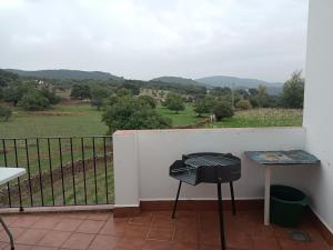 d'un balcon avec une table et une vue sur un champ. dans l'établissement El Corralon de Severo, à Hinojales