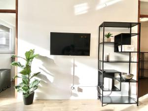 uma sala de estar com uma televisão na parede em Top-Apartment mit Parkplatz und Balkon em Reutlingen