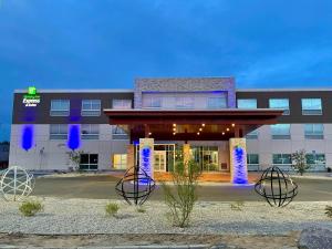 un edificio con luces azules delante de él en Holiday Inn Express & Suites Blythe, an IHG Hotel, en Blythe