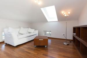 un soggiorno con divano bianco e lucernario di Villa Ajda - Top Room a Omišalj (Castelmuschio)