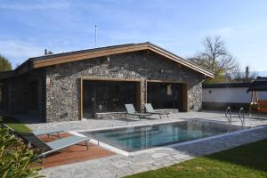 una casa con piscina frente a un edificio en Къща за гости Авена, en Banya