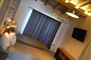 een slaapkamer met een bed en een groot raam bij Къща за гости Авена in Banya