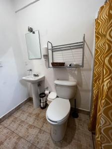 La salle de bains est pourvue de toilettes et d'un lavabo. dans l'établissement Studios at Main Park Cozumel, à Cozumel
