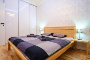 Un pat sau paturi într-o cameră la Moderný byt v Starom Meste