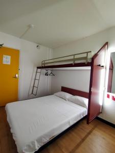 ein Schlafzimmer mit einem Bett und einem Etagenbett in der Unterkunft HOTEL THANIA in Frontignan