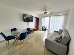 sala de estar con sofá, mesa y sillas en Precioso apartamento en un complejo residencial con picina, en La Ciénaga