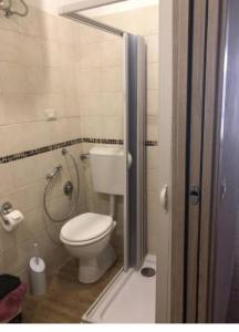カリアリにあるAl centro di Cagliariのバスルーム(トイレ、シャワー付)