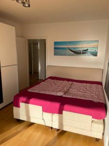 1 cama en una habitación con un cuadro en la pared en Traumapartment neben Universität und Lakeside in Klagenfurt am Wörthersee ! en Klagenfurt