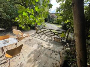 Taman di luar Remarkable Boultons Barn with hot tub