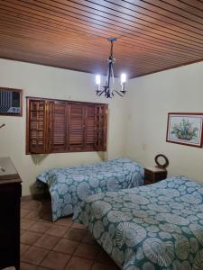 a bedroom with a bed and a wooden ceiling at Chacara Jequitiba in Itu