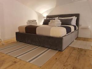 - une chambre avec un grand lit et des serviettes dans l'établissement Terramia Holiday House, à Naples