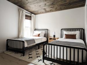 une chambre avec deux lits et une fenêtre dans l'établissement Pinewood Bungalow - Luxury Cabin, Kid-Friendly, à Catskill