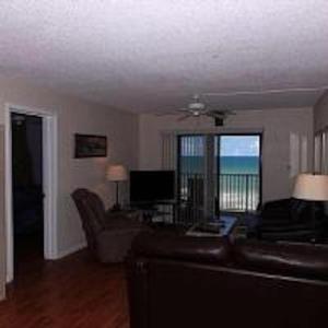 ein Wohnzimmer mit einem Sofa und Meerblick in der Unterkunft Hacienda del Sol II - 415 in New Smyrna Beach