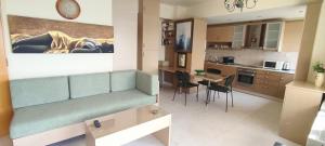un soggiorno con divano e una cucina di Panoramic Sea View a Chania