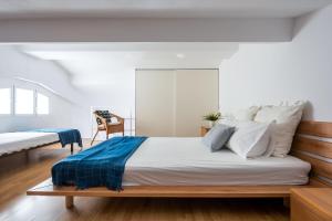 a bedroom with a large bed with a blue blanket at Apartamento Aljarafe in Valencina de la Concepción