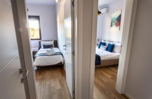 um pequeno quarto com uma cama e uma janela em LINA - PG, Gorica Park View Apartment em Podgorica