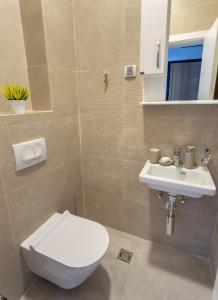 ein Bad mit einem WC und einem Waschbecken in der Unterkunft LINA - PG, Gorica Park View Apartment in Podgorica