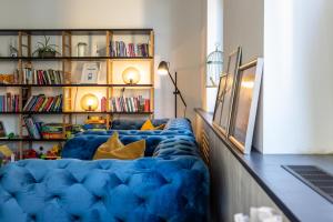 - un grand canapé bleu dans une chambre avec une étagère dans l'établissement Villa Sachsenhof, à Bad Schlema