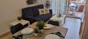 Posezení v ubytování Comarruga Playa apartamento con piscina