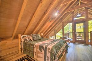 una camera con un letto in una cabina di legno di Sevierville Sanctuary Hot Tub, Pool Table and Deck! a Sevierville