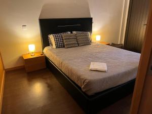 sypialnia z dużym łóżkiem z 2 lampami w obiekcie Invicta House Gold w Porto
