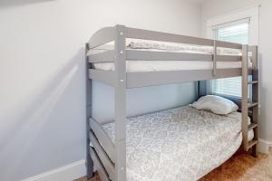 ein Etagenbett in einem Zimmer mit einem Etagenbett in der Unterkunft Ocean City Charmer in Ocean City