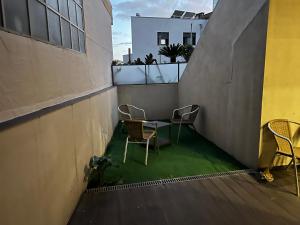 um pátio com cadeiras e uma mesa na varanda em Invicta House Gold no Porto