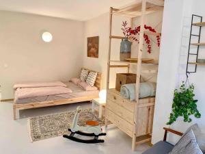 a room with a bunk bed and a shelf at See-Appartement Wörthsee in Wörthsee