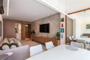 uma sala de estar com um sofá e uma televisão em Agradável em Ipanema - 2 suites completas - J303 Z2 no Rio de Janeiro