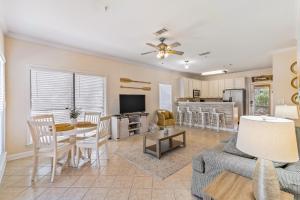 een woonkamer met een bank en een tafel bij Molokai Villas 1A in Perdido Key