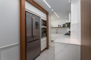 uma cozinha com um frigorífico de aço inoxidável em Agradável em Ipanema - 2 suites completas - J303 Z2 no Rio de Janeiro