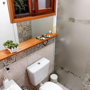 Elle comprend une petite salle de bains pourvue de toilettes et d'une fenêtre. dans l'établissement Eldorado Apart, à Eldorado