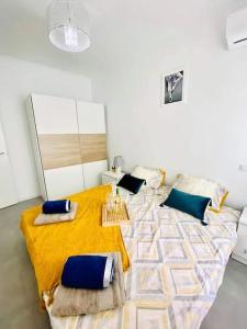 A bed or beds in a room at Apartament Azul/Torrevieja