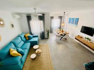 A television and/or entertainment centre at Apartament Azul/Torrevieja