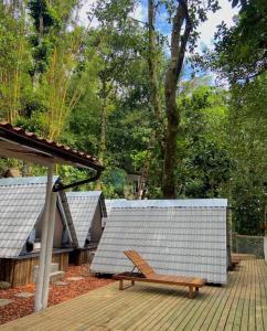 una silla en la parte superior de una terraza de madera en Aquário Glamping, en Abraão