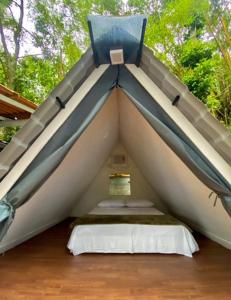 a room with two beds in a tent at Aquário Glamping in Abraão