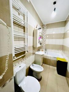 雅西的住宿－Casa Bia，浴室配有卫生间、盥洗盆和浴缸。