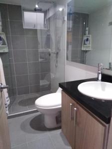 Ванная комната в Habitación privada cómoda vista Bogotá
