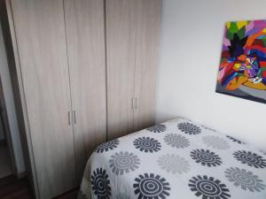 Tempat tidur dalam kamar di Habitación privada cómoda vista Bogotá