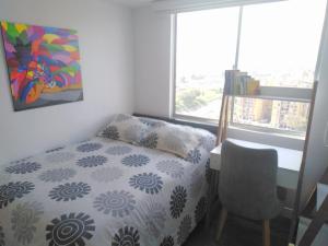 Tempat tidur dalam kamar di Habitación privada cómoda vista Bogotá