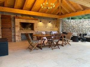 d'une terrasse avec une table, des chaises et une cheminée. dans l'établissement Villa Betty Dubrovnik, à Gruda