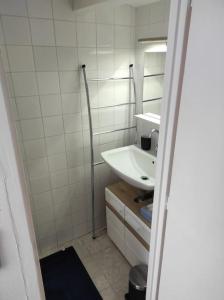 Baño pequeño con lavabo y espejo en T2 Duplex Pamiers Plein Centre - Logement entier - Nouveau, en Pamiers