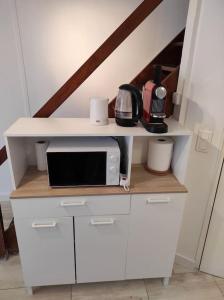 cocina con encimera blanca y microondas en T2 Duplex Pamiers Plein Centre - Logement entier - Nouveau, en Pamiers