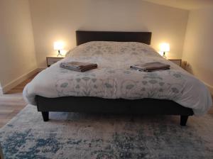 1 dormitorio con 1 cama con 2 toallas en T2 Duplex Pamiers Plein Centre - Logement entier - Nouveau, en Pamiers