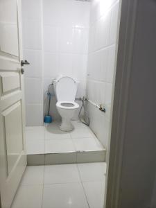 een witte badkamer met een toilet en een douche bij Dar maria in Fès