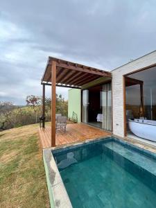 Casa con piscina y bañera en Oka Vivah - Chale Oka da Montanha, en Jaboticatubas