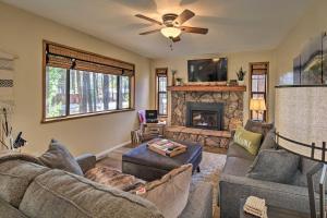 uma sala de estar com sofás e uma lareira em Bright Pinetop Cabin with Deck - Pet Friendly! em Pinetop-Lakeside