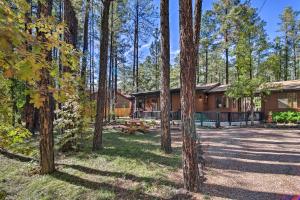 uma casa na floresta com um quintal com árvores em Bright Pinetop Cabin with Deck - Pet Friendly! em Pinetop-Lakeside