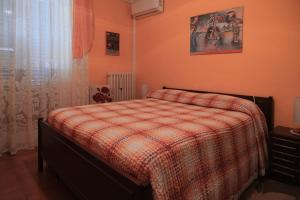 CominoにあるLa casa di Cristinaのベッドルーム1室(ベッド1台、プライド毛布付)